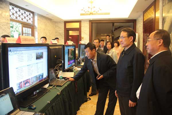 袁德明主任在我校展台前向教育厅沈健厅长、杨湘宁副厅长汇报信息化建设成果